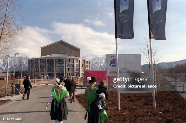 Das neu gebaute Musical-Theater Neuschwanstein am Ufer des Forggensees am 7.4.2000. Durch eine 150 Meter lange Glasfront können die Besucher auf das...