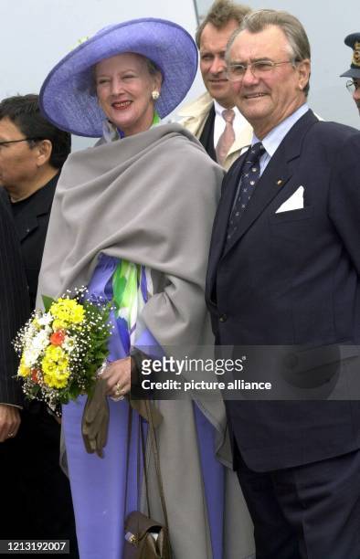 Die dänische Königin Margrethe II. Steht am 27.6.2000 während ihres Besuches auf der Weltausstellung Expo 2000 in Hannover mit einem Blumenstrauß in...