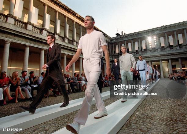 Models präsentieren am 26.6.2000 im Innenhof des Mailänder Palazzo del Senato die Boss Herren-Frühjahr/Sommerkollektion 2001. Die neue Kollektion...