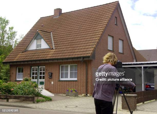 Ein Kameramann filmt am 26.6.2000 in Wiethmarschen-Lohne bei Nordhorn das Haus, in dem ein 35-jähriger Familienvater am 25. Juni zwei seiner Kinder...