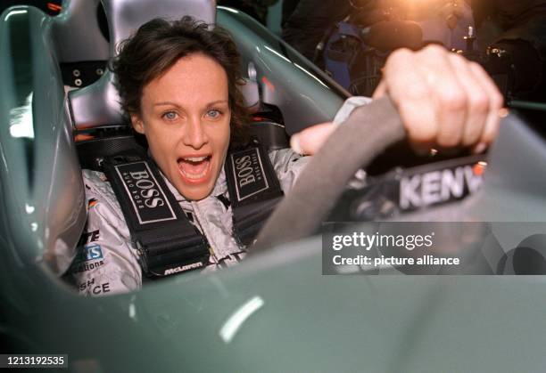 Gut angeschnallt und das Steuer fest in der Hand: Sonja Kirchberger hat im Cockpit des neuen Mercedes-McLaren-Silberpfeils Platz genommen. Bei der...