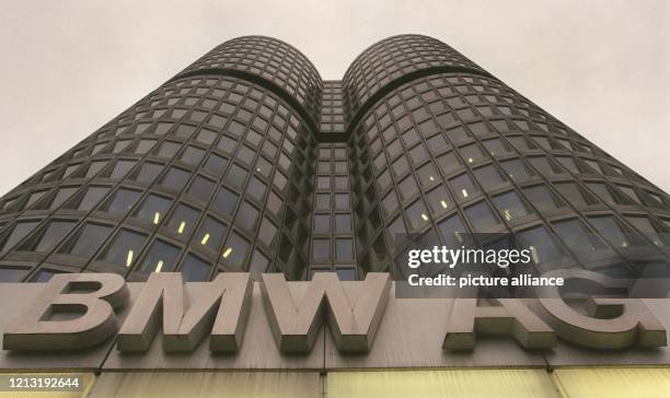 Blick auf die zwei Türme der Zentrale des BMW-Konzerns am 5.2.1999 in München. Wegen der hohen Verluste bei der britischen Tochter Rover berief der...