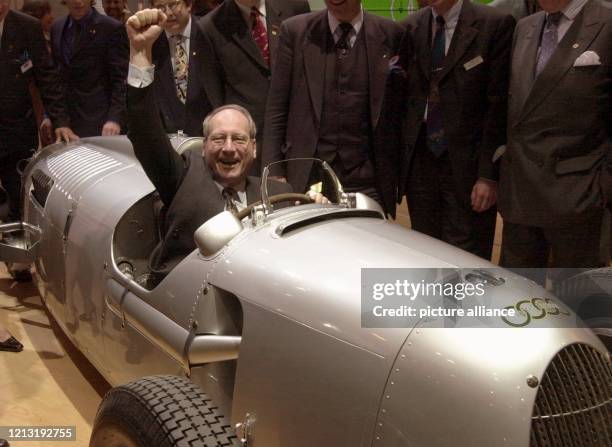 Verkehrsminister Reinhard Klimmt sitzt am 6.4.2000 nach der Eröffnung der zwölften Oldtimermesse "Techno Classica" in Essen in einem...