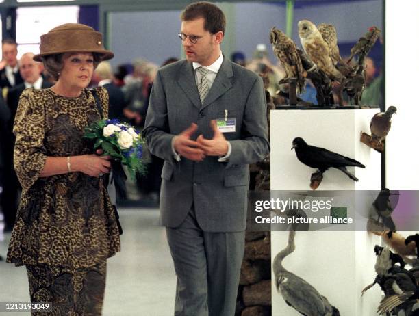 Der Leiter der Städtischen Galerie Nordhorn, Martin Köttering, f�ührt die niederländische Königin Beatrix am 21.6.2000 durch einen Teil der...