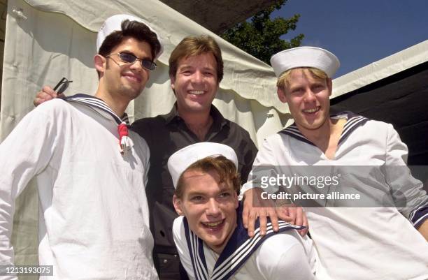 Schlagersänger Patrick Lindner läßt sich zusammen mit seinen "Matrosen"-Fans Michael, Florian und Timo nach seinem Auftritt auf der Hafenparty zum...