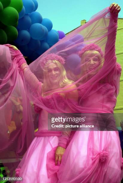Mit ihren rosa Chiffon-Schals winken "Mercedes" und "Ascona", zwei Teilnehmer der Christopher-Street-Day-Parade am 17.6.2000 in Hamburg, von ihrem...