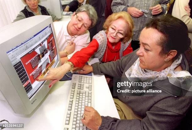 Die Frankfurterinnen Marion Thomas, Hannelore Godan und Kirsten Bender vor dem Bildschirm im bundesweit ersten Internet-Cafe für Senioren, das am...