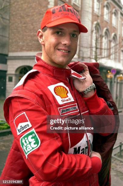 In einem originalgetreuen, knallroten Rennanzug des Formel 1-Piloten Michael Schumacher posiert das "Schumi"-Double Frank Saasen am 31.3.2000 in...
