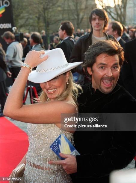 Der deutsche Popsänger Thomas Anders kommt am 31.3.2000 mit seiner Freundin Claudia Hess als Gast zur Verleihung der "Radio Regenbogen Awards" in den...