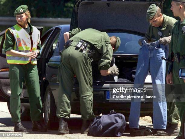 Beamte des Bundesgrenzschutzes kontrollieren am 17.6.2000 am deutsch-belgischen Autobahngrenzübergang Aachen-Lichtenbusch Kleidungsstücke aus dem...