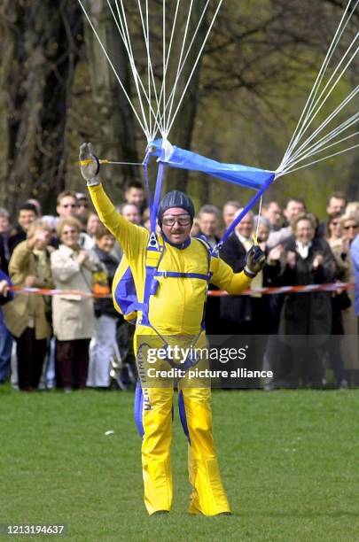 Der Spitzenkandidat der FDP für die nordrhein-westfälischen Landtagswahlen am 14. Mai, Jürgen W. Möllemann, winkt am 2.4.2000 nach einem geglückten...