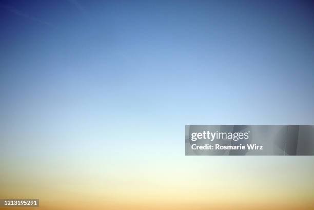 sky above: pastel color gradient from yellow orange to blue - light blue stockfoto's en -beelden