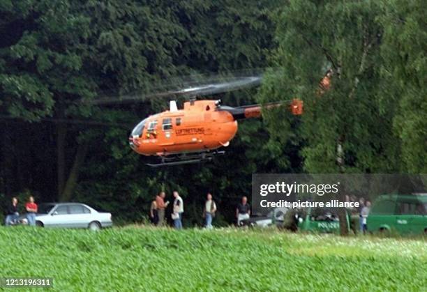 Ein Rettungshubschrauber schwebt am 14.6.2000 bei Olfen über dem Platz, an dem das Auto des mutmaßlichen dreifachen Polizistenmörders steht. In dem...