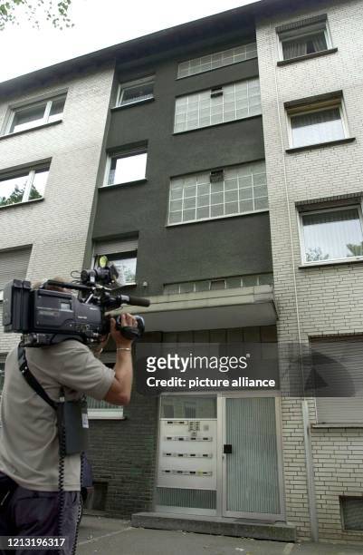 Ein Kameramann filmt am 14.6.2000 im Dortmunder Stadtteil Körne das Wohnhaus des mutmaßlichen dreifachen Polizistenmörders, der zuvor in seinem...