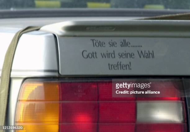 Ein Aufkleber "Töte sie alle... Gott wird seine Wahl treffen" klebt am BMW des mutmaßlichen dreifachen Polizistenmörders, der am 14.6.2000 in seinem...