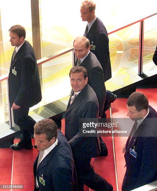 Umgeben von Sicherheitsbeamten gehen Bundeskanzler Gerhard Schröder und der russische Präsident Wladimir Putin am 15.6.2000 im Kanzleramt in Berlin...