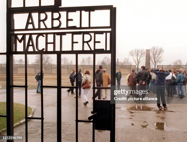 Eine Schülergruppe besucht am 27.1.1999 die Gedenkstätte für das ehemalige KZ Sachsenhausen in Oranienburg bei Berlin, im Vordergrund ist das Tor mit...