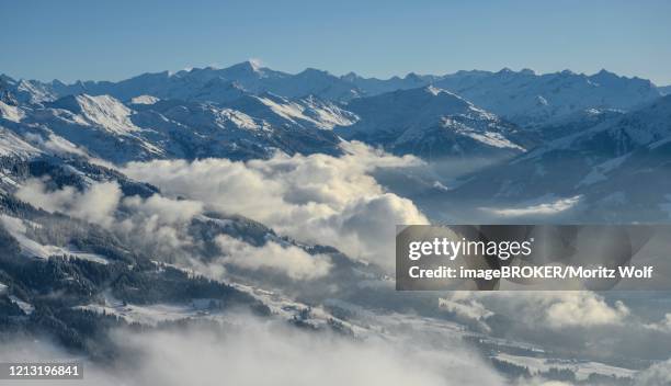 view from the hohe salve to the windautal, mountain panorama in winter, cloudy valley, ski area skiwelt wilder kaiser brixental, brixen im thale, tyrol, austria - kitzbuehel 個照片及圖片檔