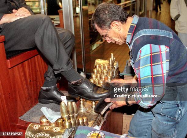 Mit zwei Bürsten poliert Schuhputzer Ahmed Tecimen am 25.1.1999 im Berliner Europacenter die Schuhe seines Kunden. Der 64jährige Berliner türkischer...