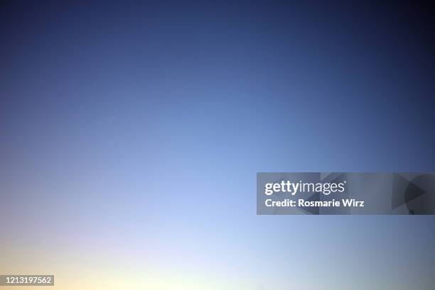 sky above: color gradient from light yellow to deep blue - marineblau stock-fotos und bilder