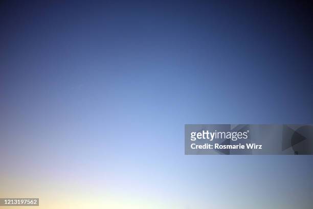 sky above: color gradient from light yellow to deep blue - azul marino fotografías e imágenes de stock