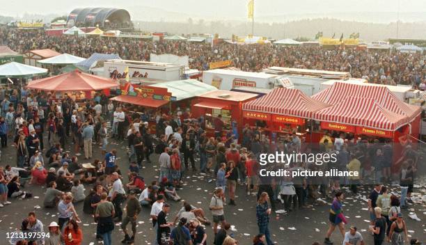 Erfrischungsstände auf dem Gelände des Musik-Festivals "Rock am Ring", aufgenommen am 11.6.2000. Über 100000 Rockfans waren angereist, um über...