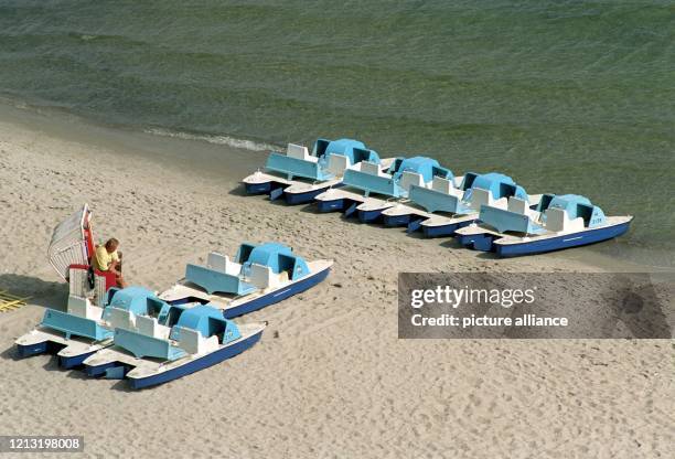 Ein Tretbootvermieter wartet am 22.8.1999 bei kühlen 16 Grad Lufttemperatur an der Ostsee in Timmendorfer Strand vergebens auf sonnenhungrige...