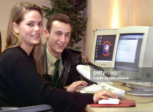 Internet-Surferin Liese Schwarz und Polizist Sascha Hoetz sitzen am 21.1.1999 in einem Internet-Cafe in Mönchengladbach. Die 27jährige hat in der...