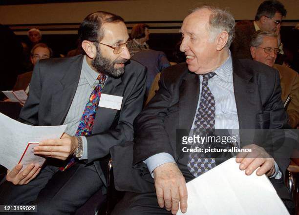 Nadeem Elyas , Vorsitzender des Zentralrates der Muslime in Deutschland, und Ignatz Bubis, Präsident des Zentralrates der Juden in Deutschland,...
