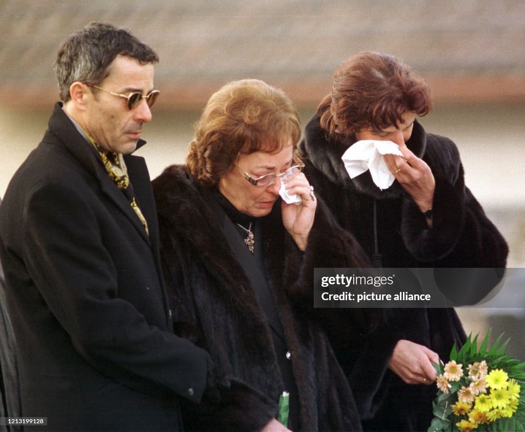 Lore Strack und ihre Kinder Michael und Susanne nehmen unter Tränen ...