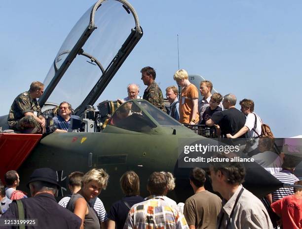 Großer Andrang herrscht am 9.6.2000 bei der Internationalen Luft- und Raumfahrtausstellung auf dem Flughafen Berlin-Schönefeld vor einem Jagdflugzeug...