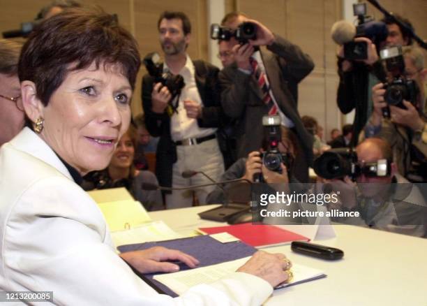 Von Bildjournalisten umgeben sitzt die frühere Sekretärin von Alt-Bundeskanzler Kohl, Juliane Weber, am 8.6.2000 im Verhandlungssaal des...