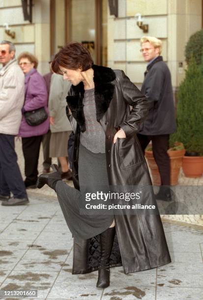Standvermögen beweist am 16.1.1999 in Berlin die RTL-Moderatorin Birgit Schrowange : Auf einem Bein stehend, wirft sie einen Blick auf den Schuh....