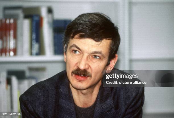 Der DDR-Schriftsteller Christoph Hein im Dezember 1989 in Düsseldorf.