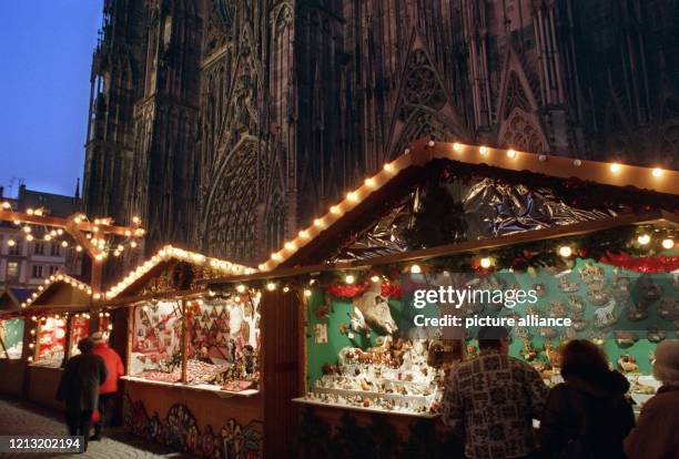 Zu Füßen des Straßburger Münsters steht eine lichtergeschmückte Bude an der anderen, aufgenommen am 1.12.1998. Der Straßburger "Christkindelsmärik",...
