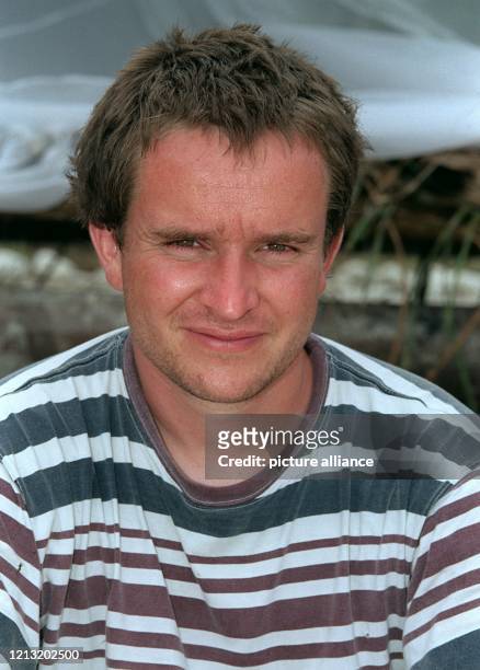 Uwe, Teilnehmer bei der SAT.1-Abenteuer-Show "Das Inselduell", posiert am 3.6.2000 auf der malayischen Insel Simbang für den Fotografen. Uwe aus...