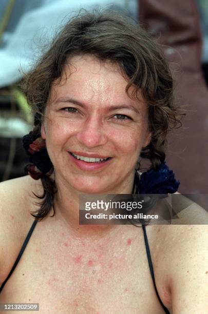 Stefanie, Teilnehmerin bei der SAT.1-Abenteuer-Show "Das Inselduell", posiert am 3.6.2000 auf der malayischen Insel Simbang für den Fotografen....