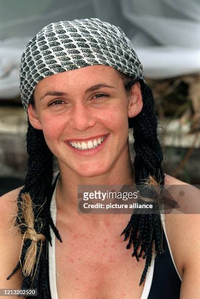 Susanne, Teilnehmerin bei der SAT.1-Abenteuer-Show "Das Inselduell", posiert am 3.6.2000 auf der malayischen Insel Simbang für den Fotografen....