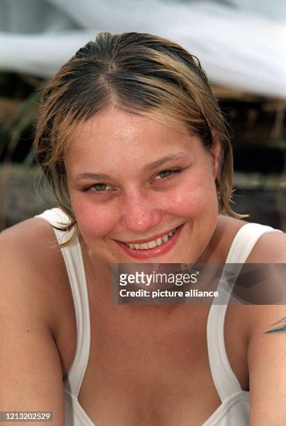 Siri, Teilnehmerin bei der SAT.1-Abenteuer-Show "Das Inselduell", posiert am 3.6.2000 auf der malayischen Insel Simbang für den Fotografen. Siri aus...