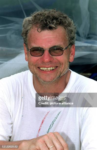 Peter, Teilnehmer bei der SAT.1-Abenteuer-Show "Das Inselduell", posiert am 3.6.2000 auf der malayischen Insel Simbang für den Fotografen. Peter aus...