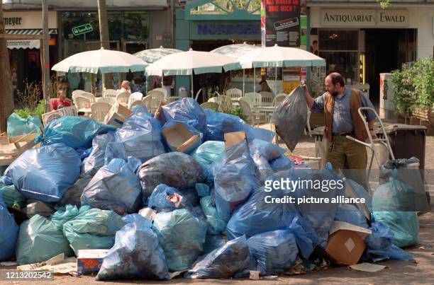 Vor Geschäften und Lokalen auf der Einkaufsmeile Zeil in der Frankfurter Innenstadt stapeln sich am 5.5.1992 Müllsäcke zu einem Abfallberg. Nach...