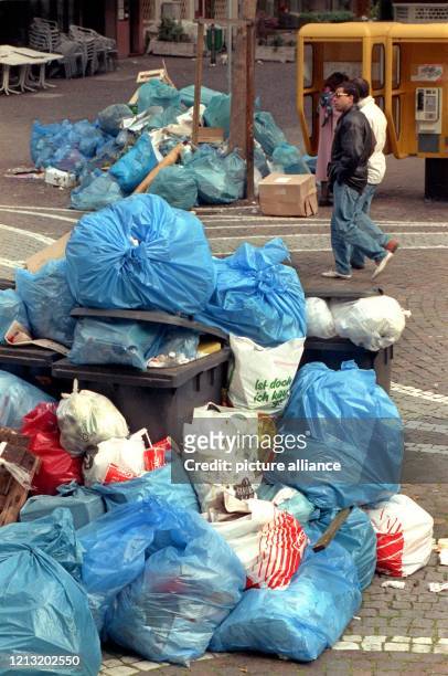 Auf der Frankfurter Nobelstraße "Fressgass" stapeln sich am 3.5.1992 unzählige Müllsäcke . Nach einem elftägigen Streik, bei dem weite Teile des...