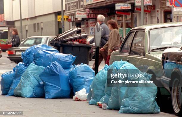 An einem Straßenrand in der Frankfurter Innenstadt stapeln sich am 27.4.1992 Müllsäcke. Nach einem elftägigen Streik, bei dem weite Teile des...