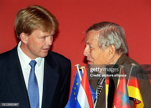 Prinz Claus Der Niederlande Unterh lt Sich Am 6 6 2000 W hrend Seines prinz-claus-der-niederlande-unterh-lt-sich-am-6-6-2000-w-hrend-seines