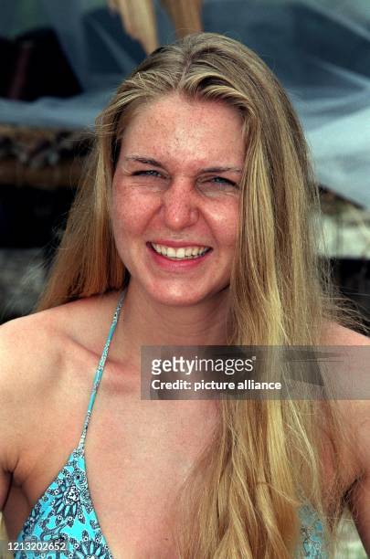 Simone, Teilnehmerin bei der SAT.1-Abenteuer-Show "Das Inselduell", posiert am 3.6.2000 auf der malayischen Insel Simbang für den Fotografen. Simone...