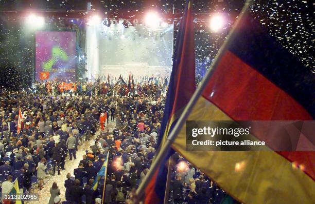 Mit einem Konfettiregen endet die offizielle Expo 2000-Abschlussfeier am in der Preussag-Arena auf dem Weltausstellungsgelände in Hannover. Wie...