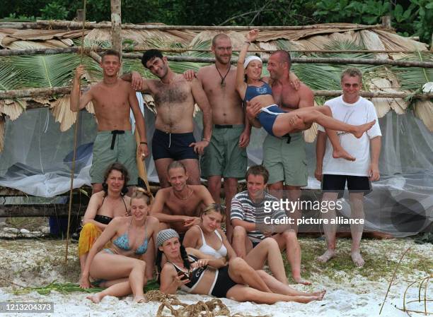 Die Teilnehmer der SAT.1-Abenteuer-Show "Das Inselduell" posieren am 3.6.2000 vor ihrer Hütte auf der malayischen Insel Simbang: Es sind dies Tjalf,...