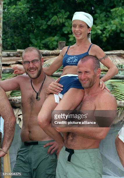 Hendrik, Kerstin und Michael , drei Teilnehmer der SAT.1-Abenteuer-Show "Das Inselduell", posieren am 3.6.2000 vor ihrer Hütte auf der malayischen...