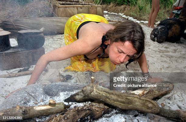 Stefanie, Teilnehmerin der SAT.1-Abenteuer-Show "Das Inselduell", versucht am 3.6.2000 auf der malayischen Insel Simbang die Glut des Lagerfeuers...