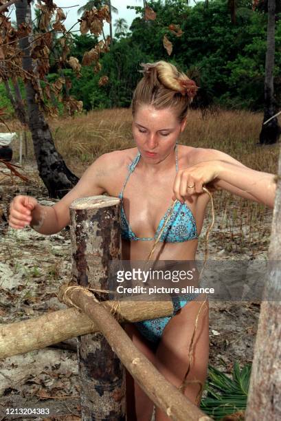 Da heißt es, selbst Hand anlegen. Simone, Teilnehmerin der SAT.1-Abenteuer-Show "Das Inselduell", baut am 3.6.2000 auf der malayischen Insel Simbang...